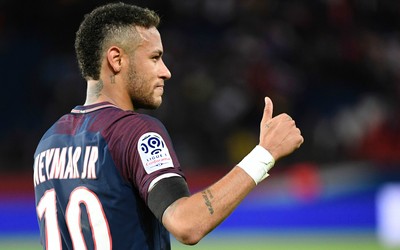 环亚体育热议-黄潜更衣室为瑟洛特庆生